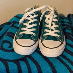Low green Converse never worn